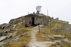 26. Kamienny schron na Pietrosulu.jpg